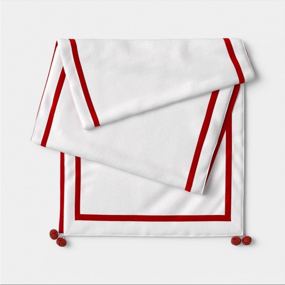 Threshold reversible table runner